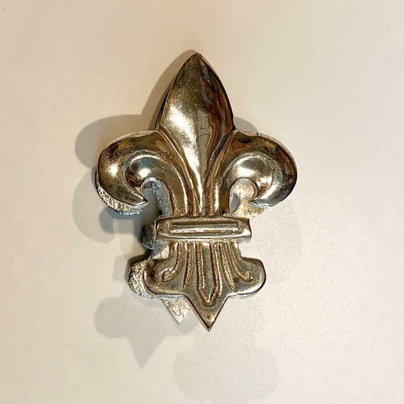 13. Silvertone Metal Fleur-de-lis Clip - Picture 1 of 3